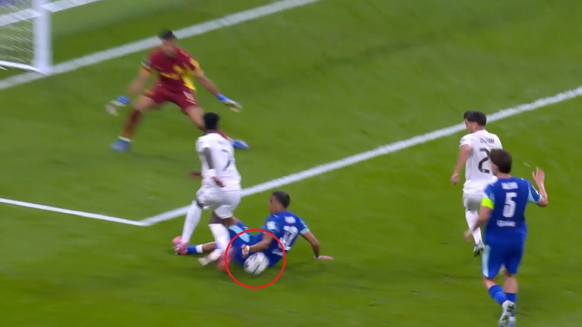 El polémico penalti forzado por Vinícius que dio su primera victoria en Champions al Real Madrid: "Ha sido vergonzoso"