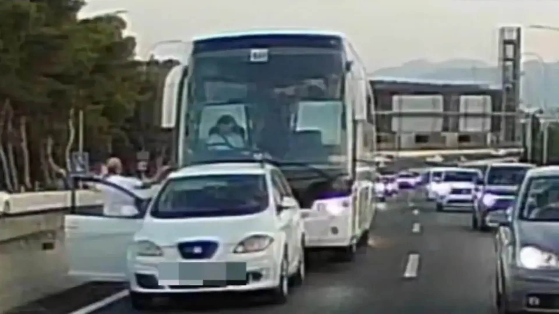Un conductor obliga a detenerse a un autobús con menores en Palma cuando circulaba de forma temeraria