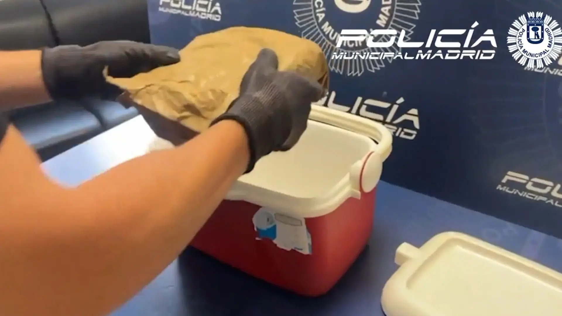 Sorprenden a un hombre en Carabanchel con un kilo de cocaína en una neverita de playa