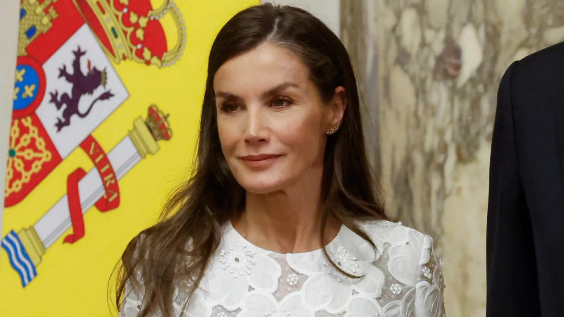 La reina Letizia modifica su vestido para tapar las transparencias y hacerlo más modesto durante el viaje de Estado a Egipto