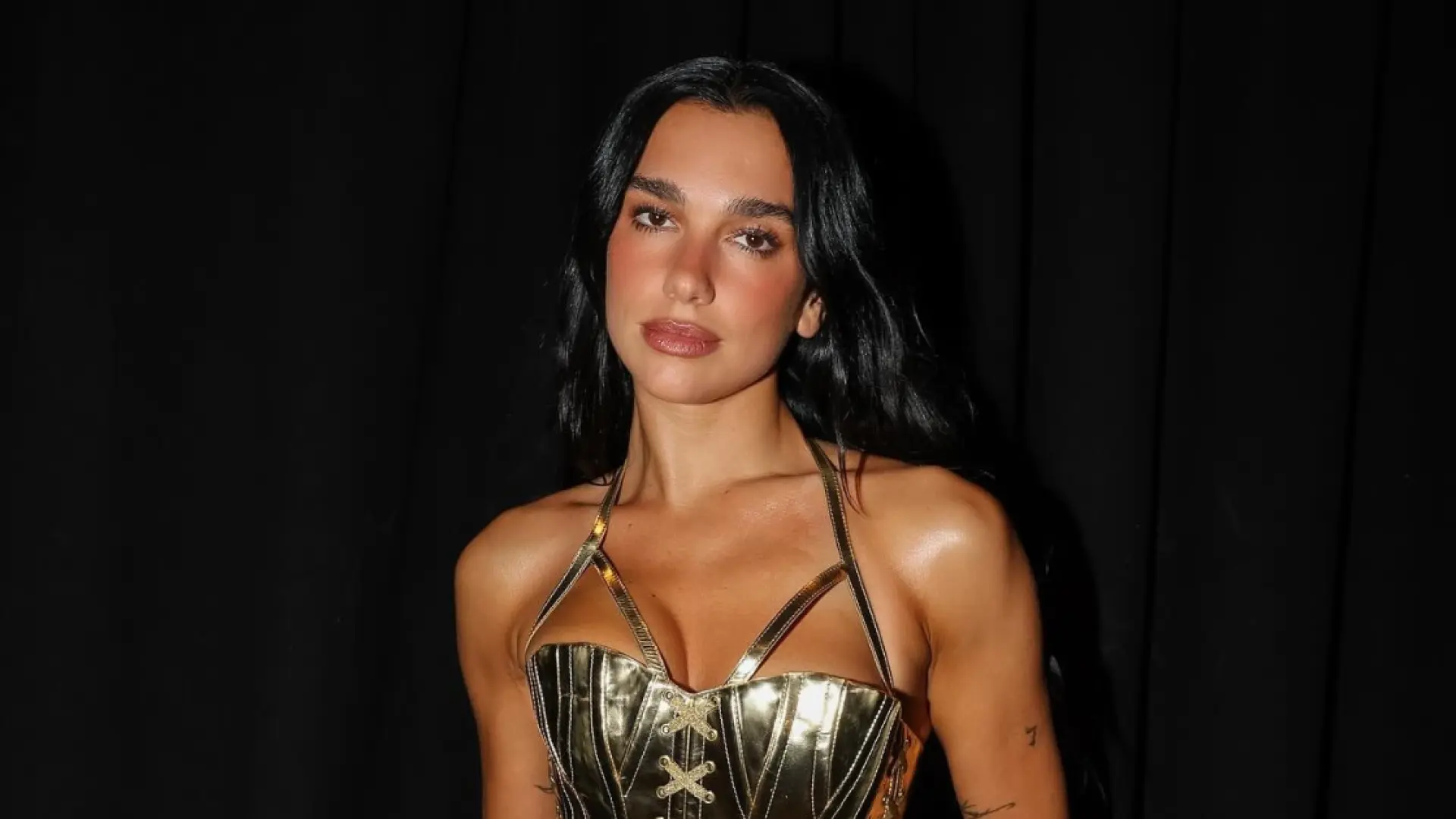 Dua Lipa confirma que el sujetador ahora se enseña con el último vestido que ha llevado en Nueva York
