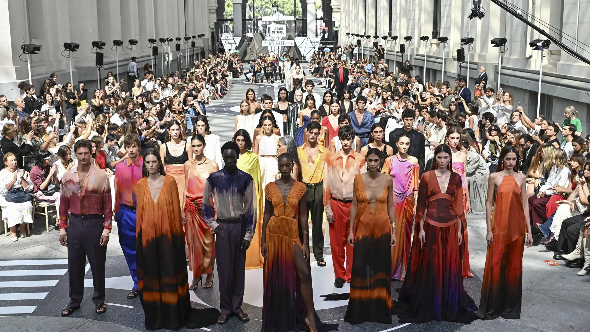 Pedro del Hierro demuestra que el calor también puede ser elegante en el desfile de la colección de Primavera-Verano 2026