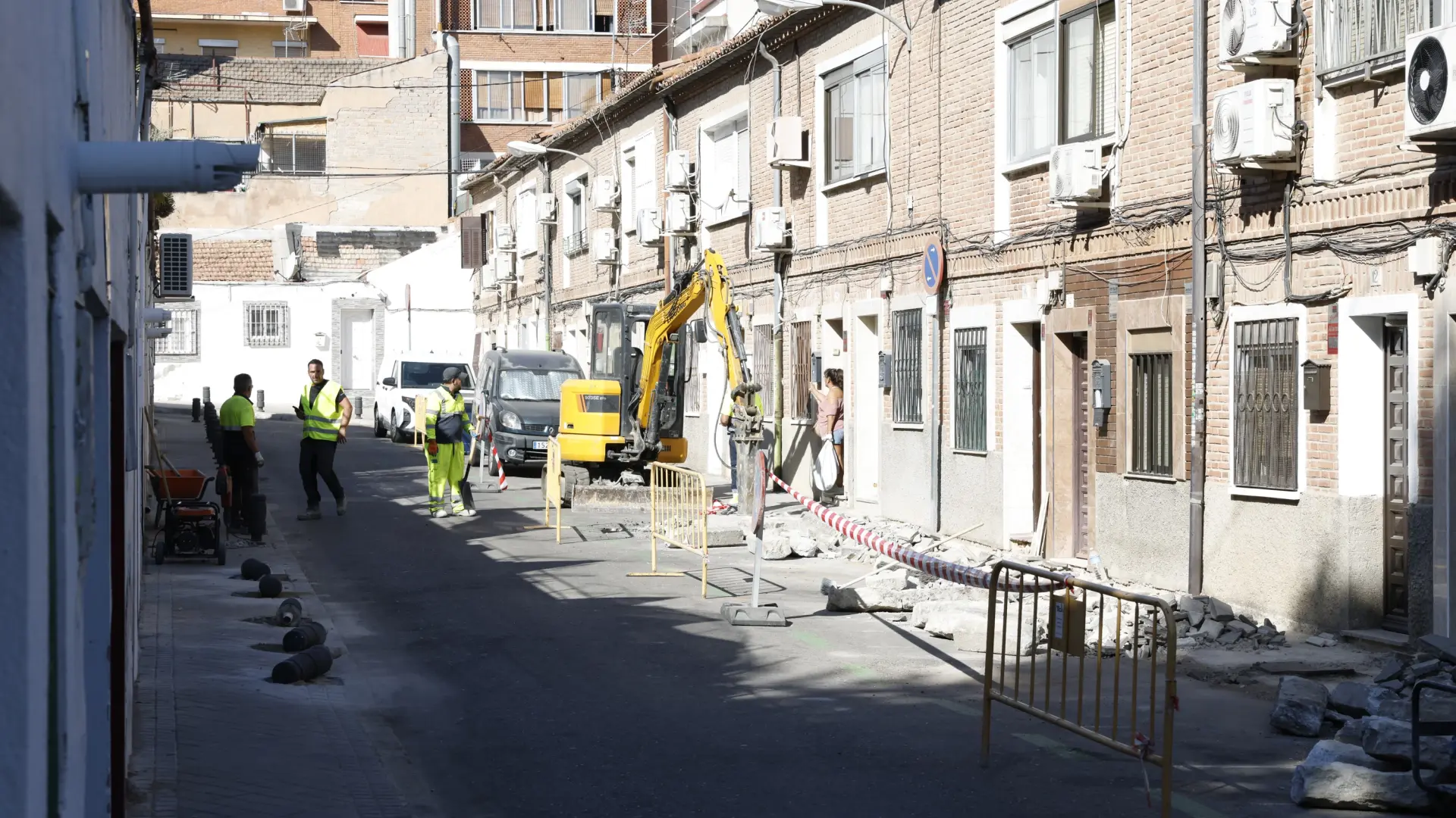 La Colonia Bomberos de Usera renace con árboles, iluminación y espacios vecinales tras 70 años de deterioro