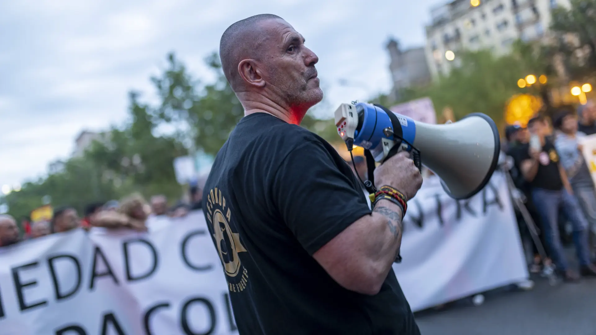 La Fiscalía denuncia al líder de Desokupa por delitos de incitación al odio y contra la integridad moral de personas migrantes