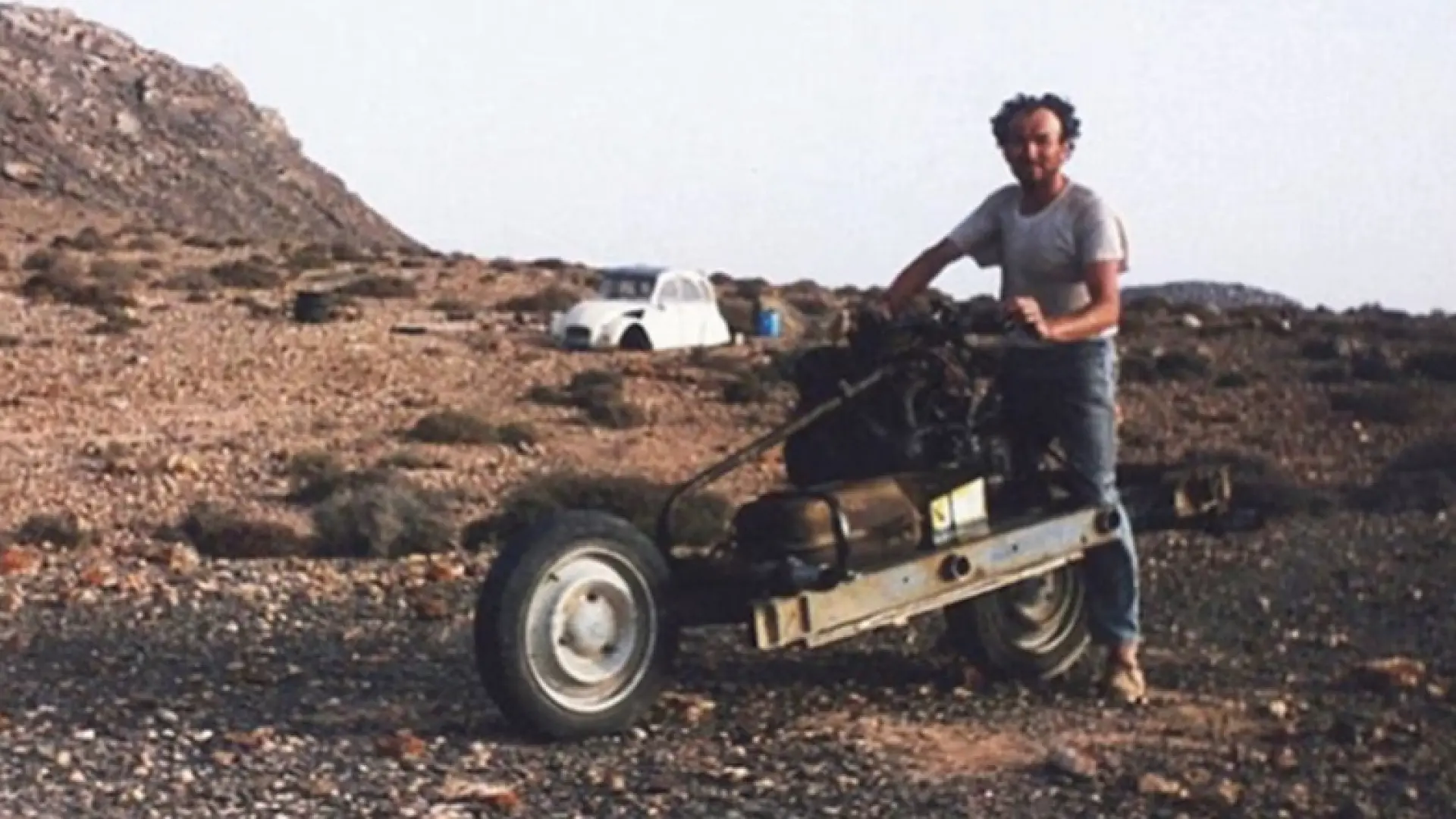 Transformó su Citroën 2CV en un moto para sobrevivir al desierto tras quedarse tirado