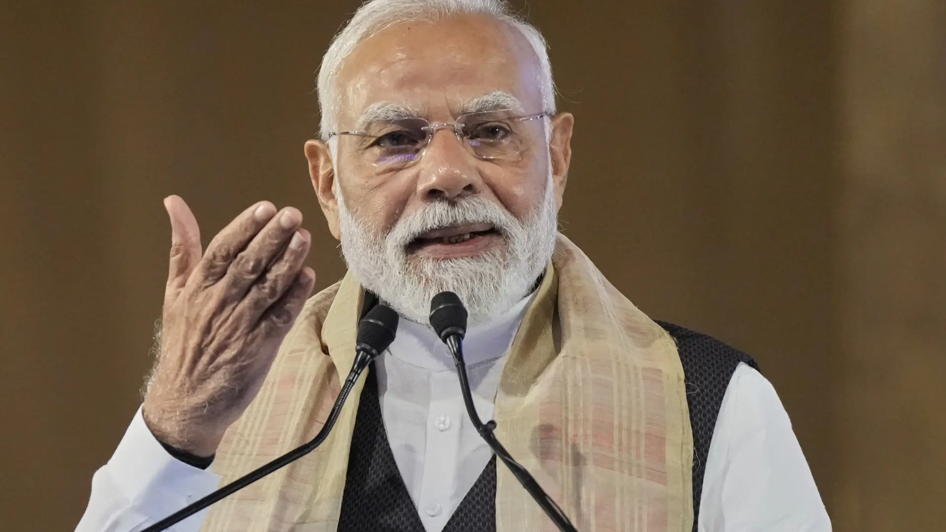 Un vídeo hecho por IA de la madre del primer ministro de India "regañándole" desata una batalla política en el país