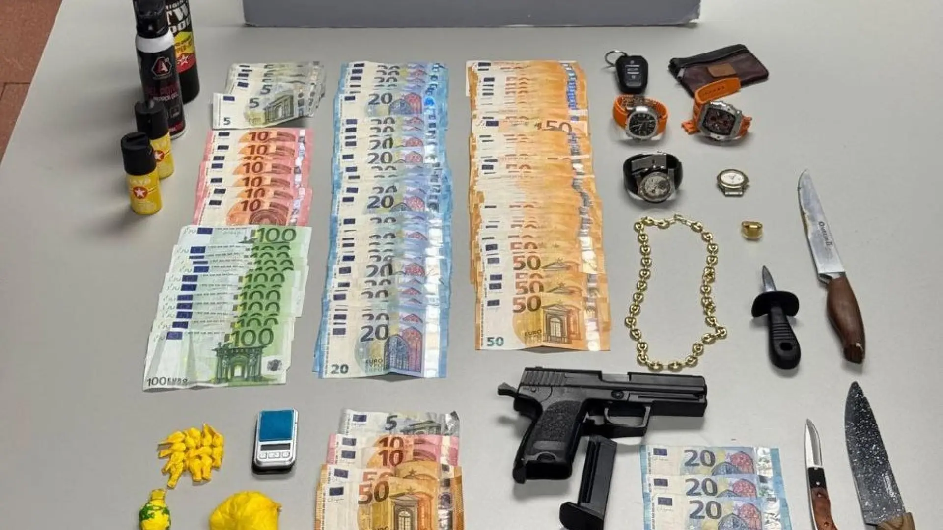 Detenidas tres personas por traficar con drogas en una peluquería en el barrio del Raval de Barcelona