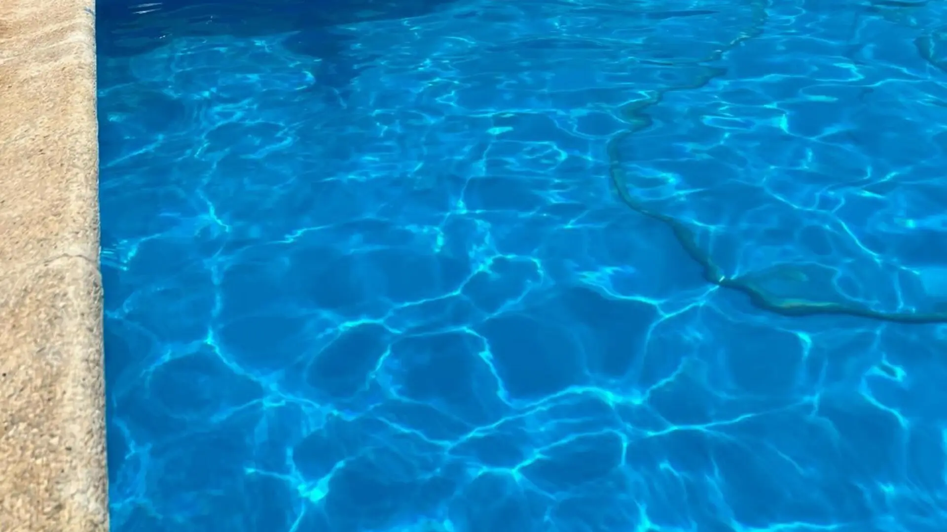 Muere un chico de 24 años al golpearse la cabeza al tirarse a una piscina en Toledo