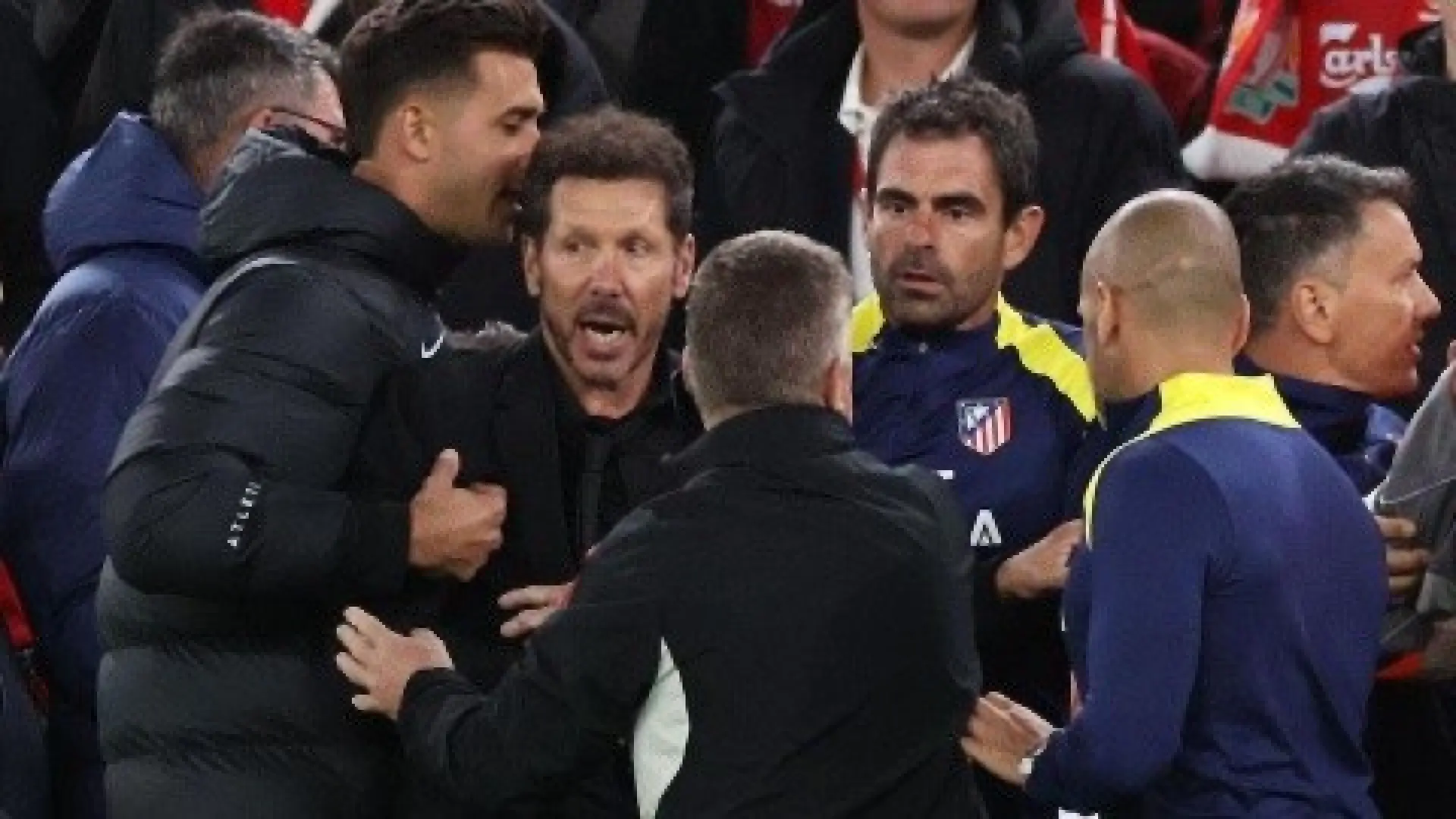 Las redes estallan con la reacción de Simeone en Anfield y su "doble vara de medir": "A Courtois lo insultaron y fuiste a celebrarlo..."