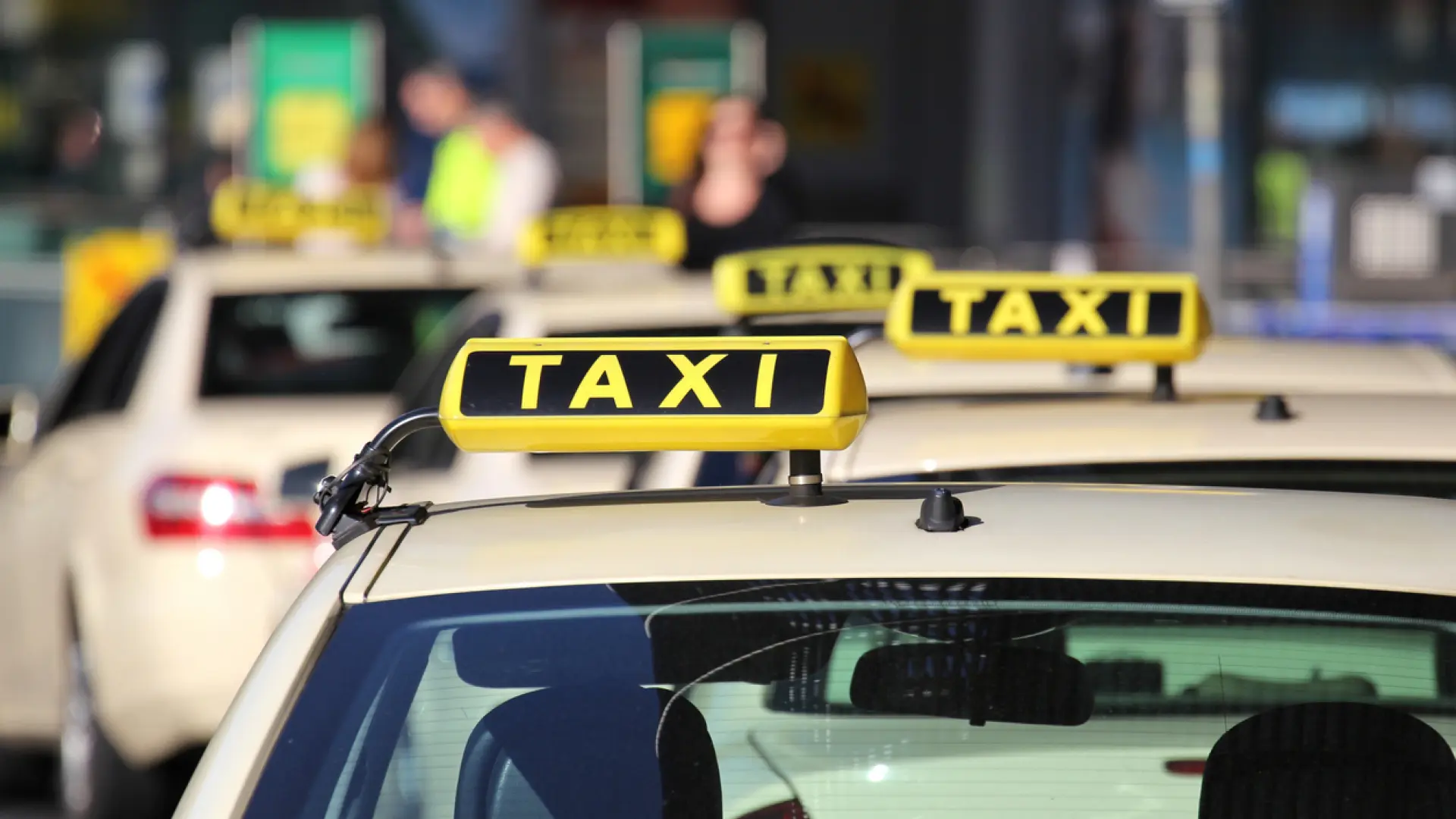 Cómo funcionan los taxímetros, cómo marcan el precio que tendrás que pagar y quién lo decide