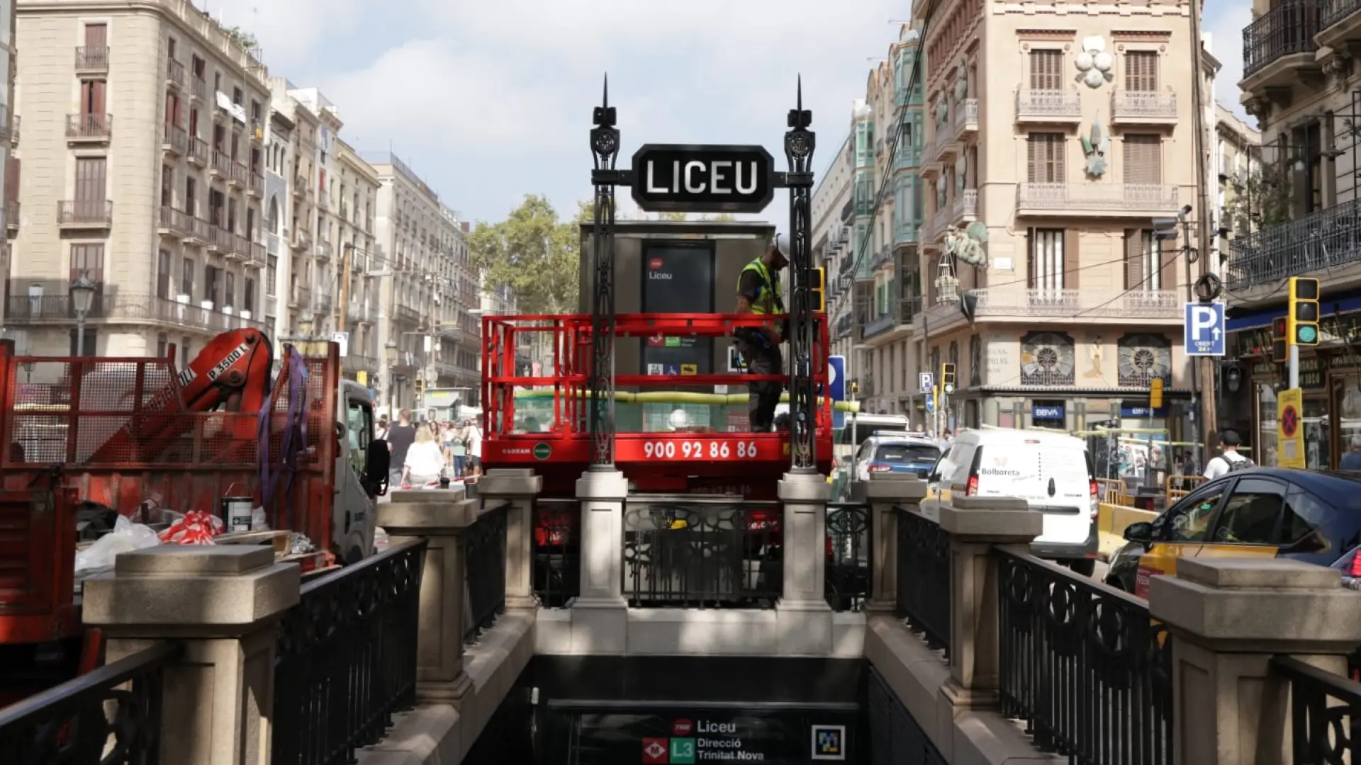Dos pináculos modernistas de 1925 vuelven a vestir los accesos del Metro de Liceu en La Rambla de Barcelona