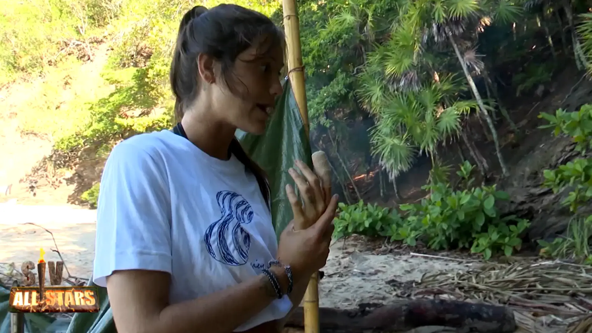 Miri, atendida por el equipo médico de 'Supervivientes All Stars' tras cortarse con un machete: "Tendré el dedo así para siempre"