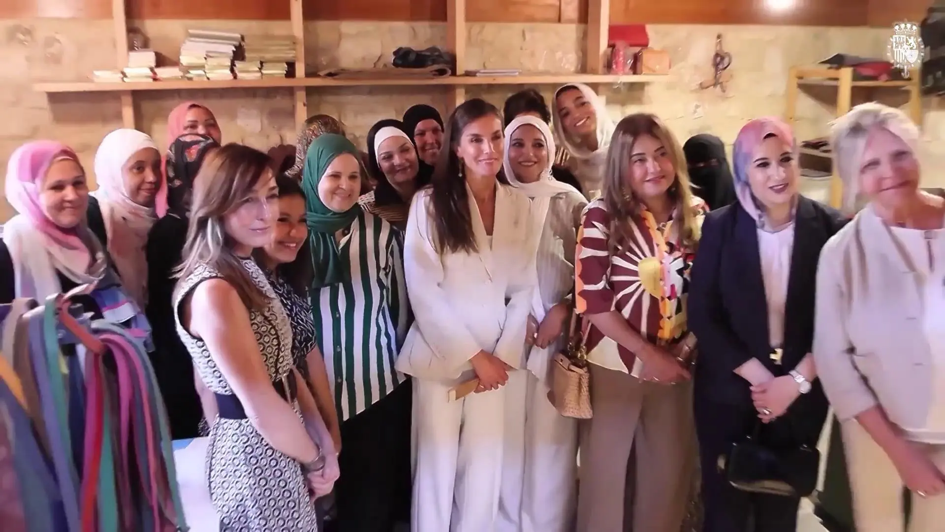 La reina Letizia visita la Ciudad de los Muertos en Egipto con un 'look' solidario que desafía las altas temperaturas
