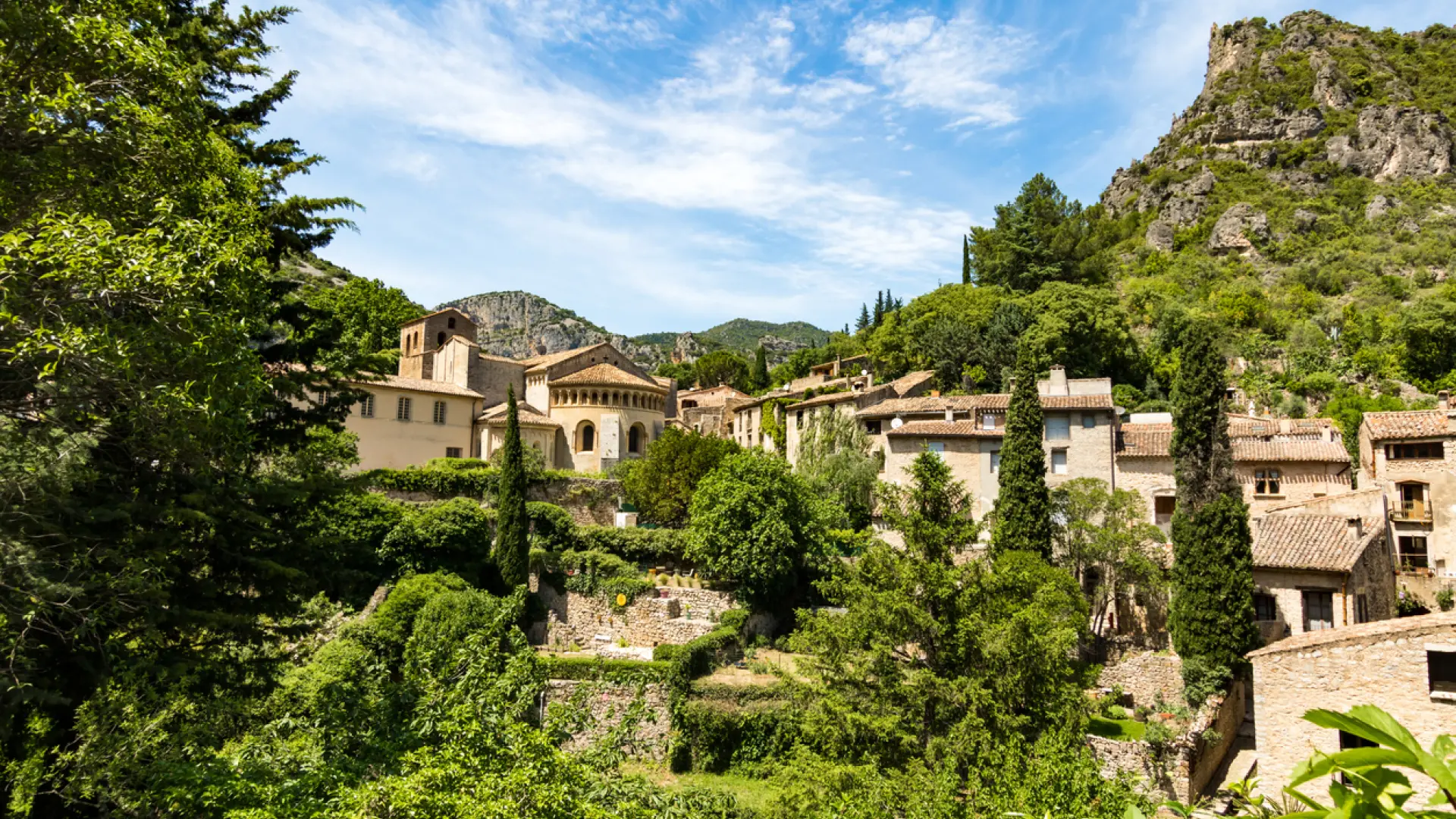 El pueblo francés que atrae a casi un millón de visitantes pese a tener 250 habitantes muy preocupados por el turismo masivo