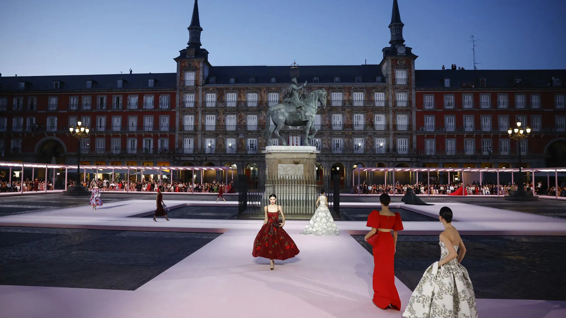 Carolina Herrera rinde homenaje al Madrid castizo en la Plaza Mayor y con una espectacular Esther Cañadas en la pasarela