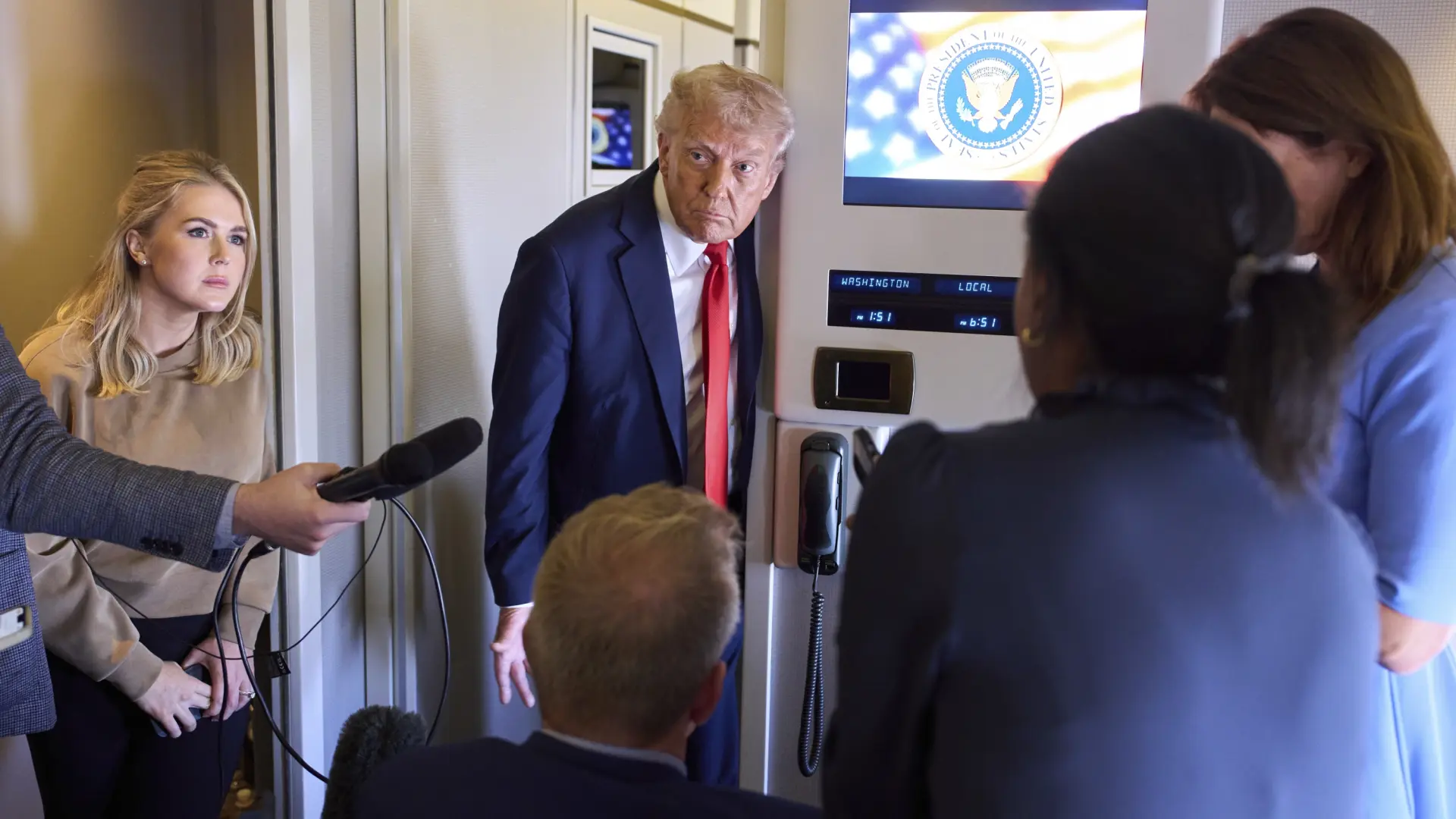 Trump se queja de los "ataques" que sufría de Jimmy Kimmel y sugiere que las cadenas que lo critiquen deberían perder su licencia