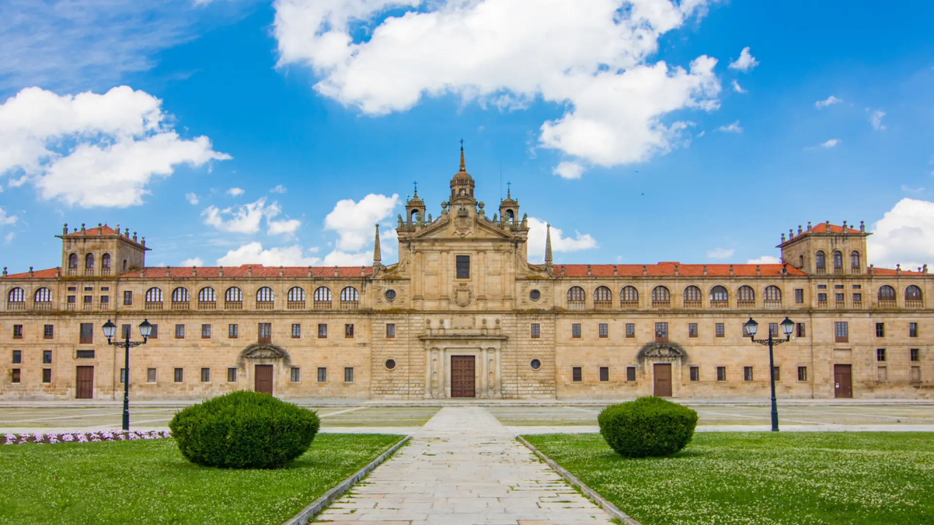Descubre el edificio histórico conocido como "el Escorial gallego": un monumental colegio lleno de arte