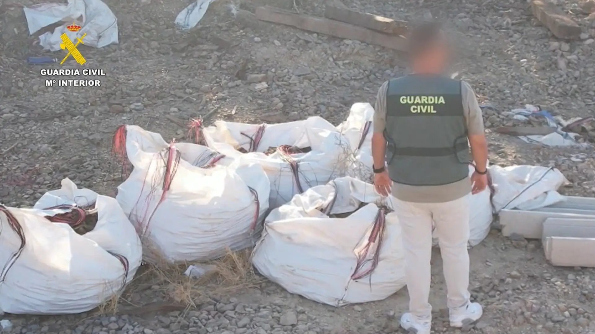 Pillados 'in fraganti' disfrazados de operarios: tres detenidos por el robo de 20 toneladas de material ferroviario en Huelva