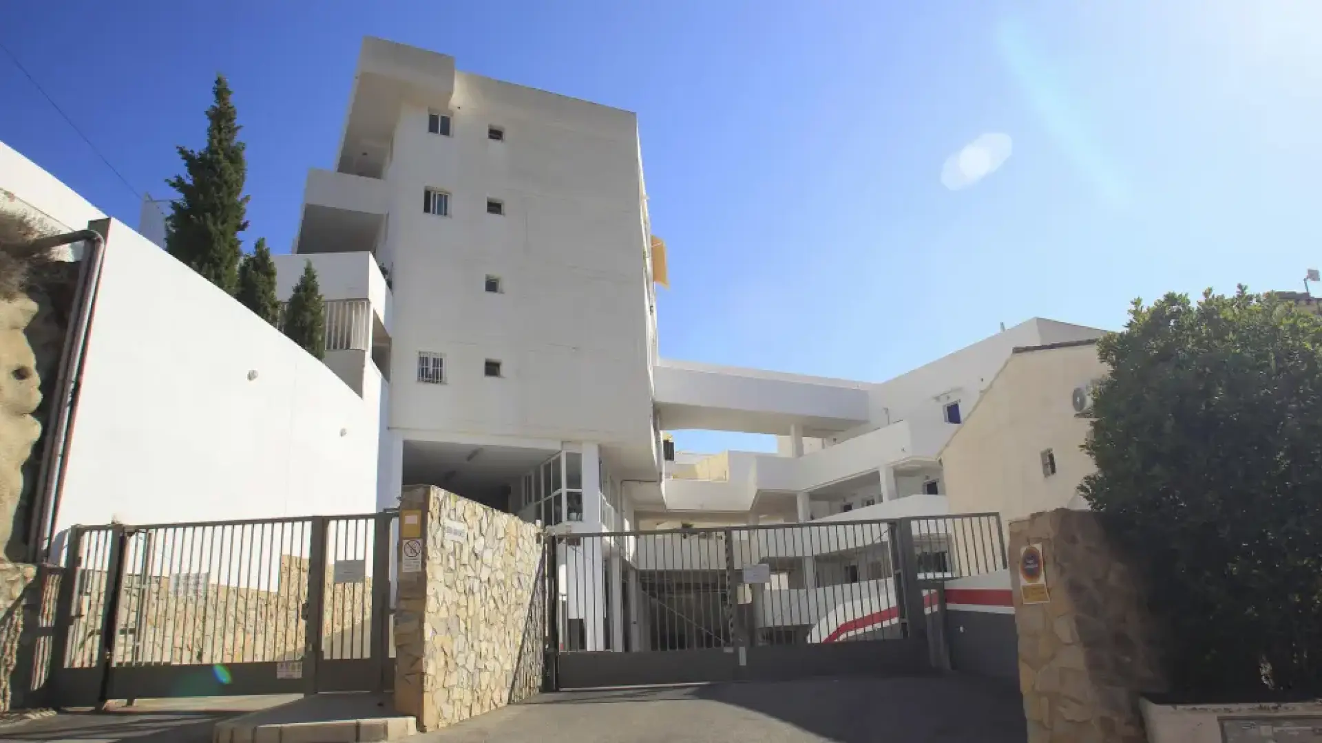 Prisión para la británica detenida por estrangular a una amiga con un cable de aspirador en Benidorm