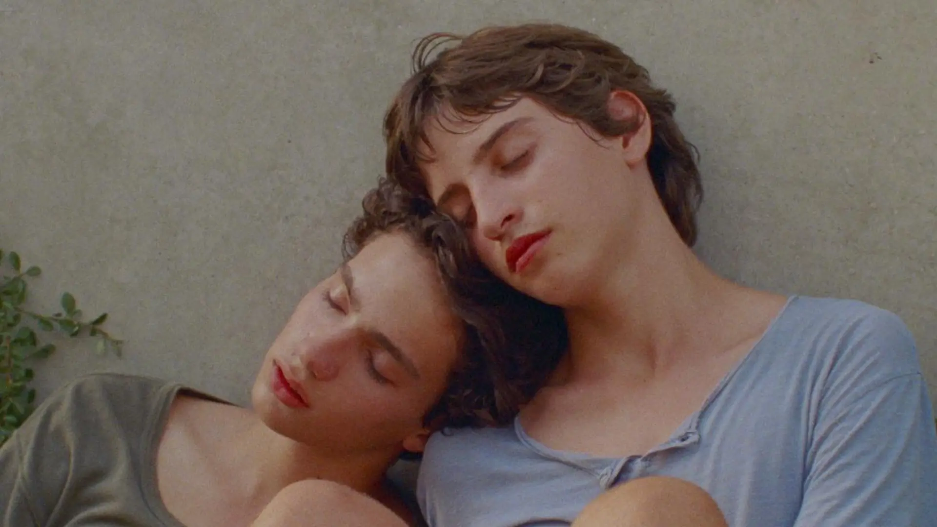 Así es 'Extraño río', el debut más insólito del cine español que llega a salas