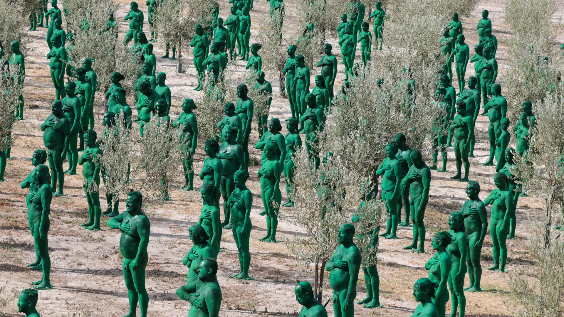 Spencer Tunick homenajea a Andalucía con un desnudo masivo y verde en Granada