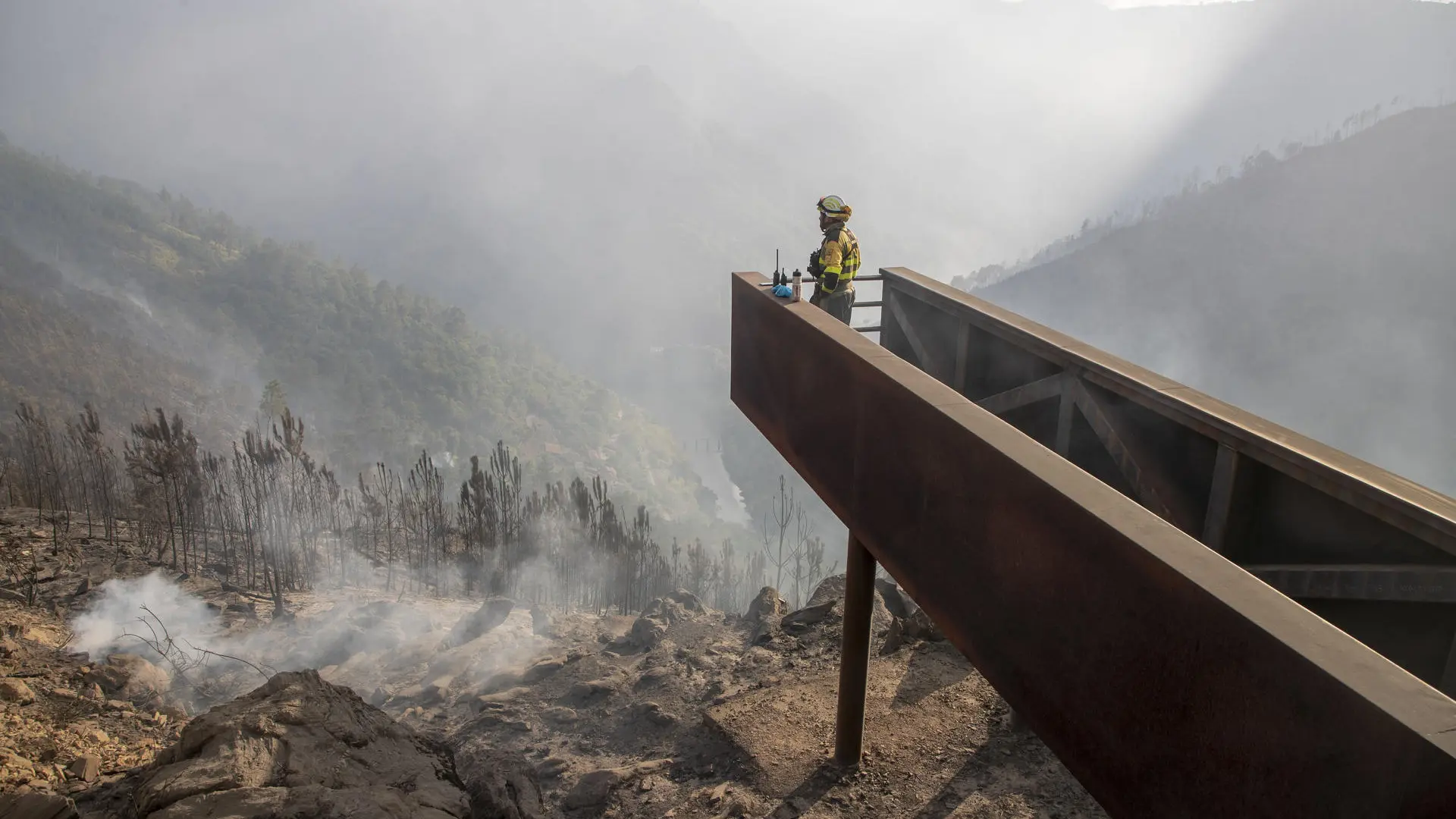 Dos incendios activos en Galicia, en Lobios y Pantón, con más de 2.000 hectáreas arrasadas
