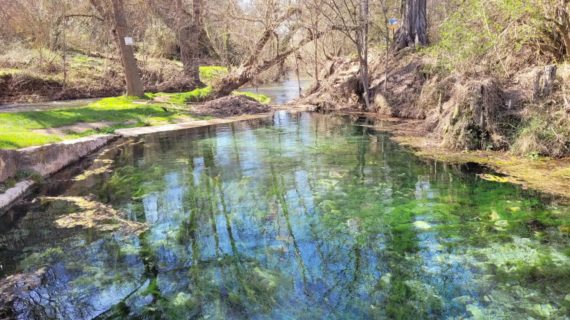 La piscina natural con agua cristalina perfecta para una escapada en septiembre