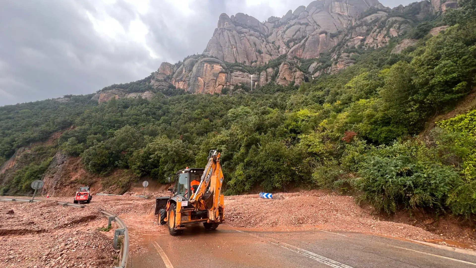Hallan el cadáver de un menor arrastrado por una riada en Sant Pere de Riudebitlles y siguen buscando a su padre desaparecido