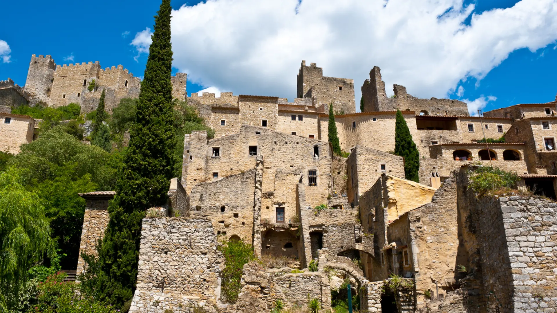 El curioso pueblo medieval que ha sido reconstruido piedra por piedra gracias a los vecinos