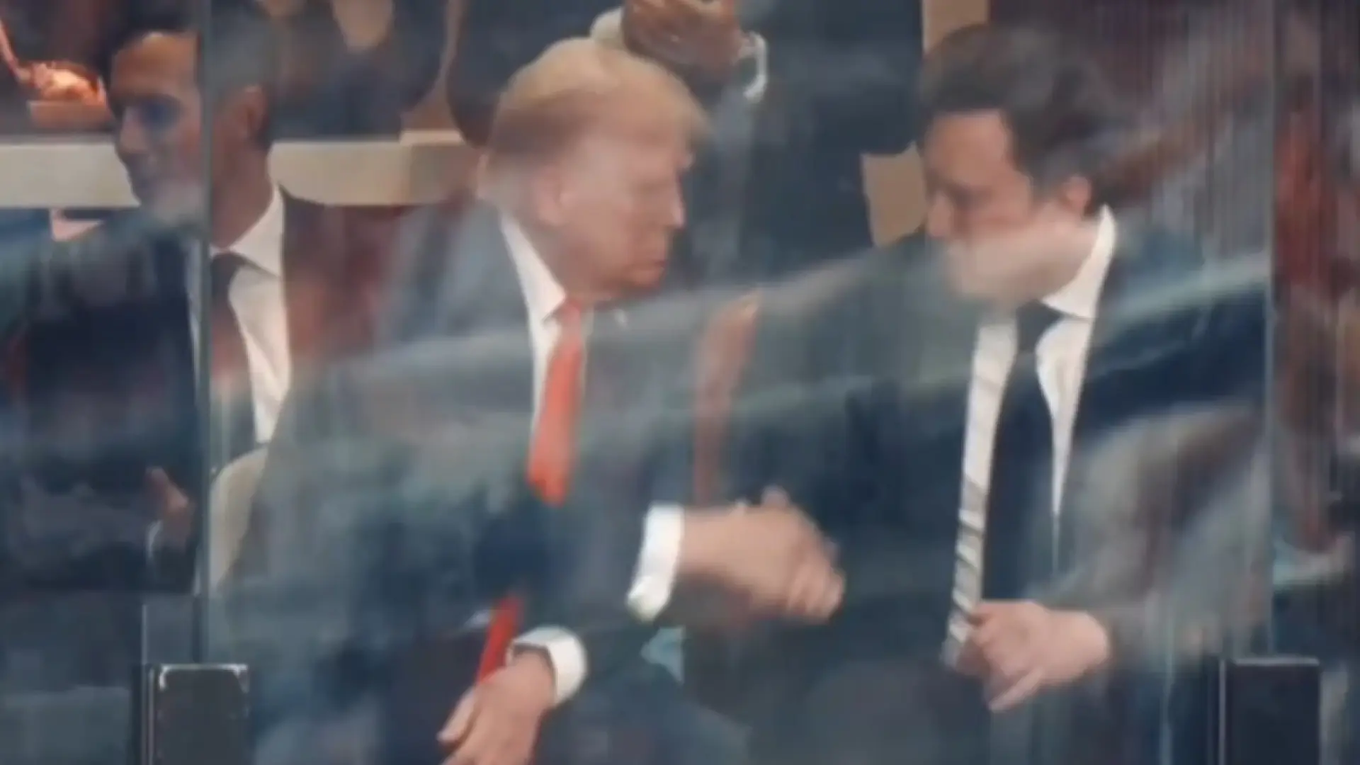 Donald Trump y Elon Musk sellan la paz con un apretón de manos en el funeral de Kirk: "Por Charlie"