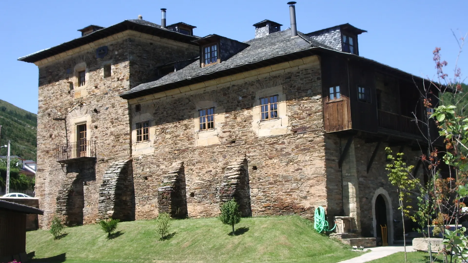 El espectacular hotel ubicado en un palacio que es ideal para hacer enoturismo