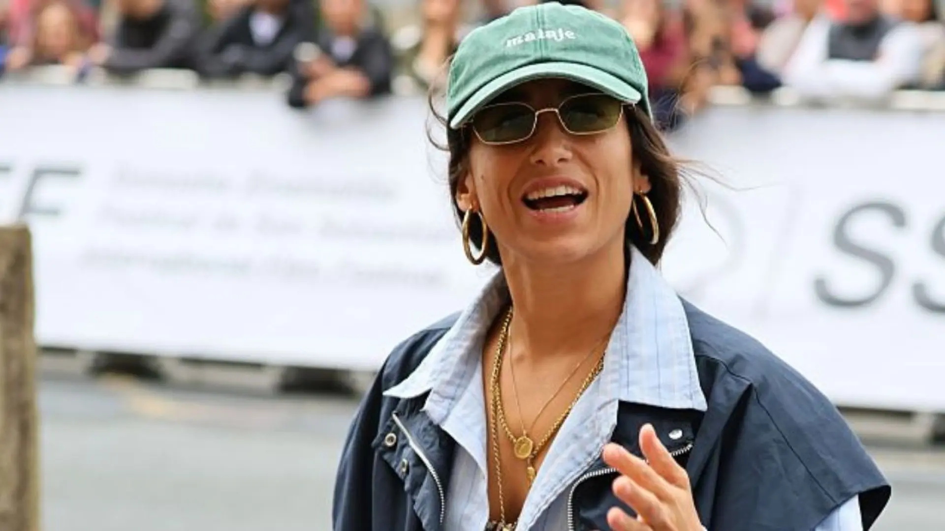 Carolina Yuste en zapatillas Crocs se convierte en la más original del Festival de Cine de San Sebastián