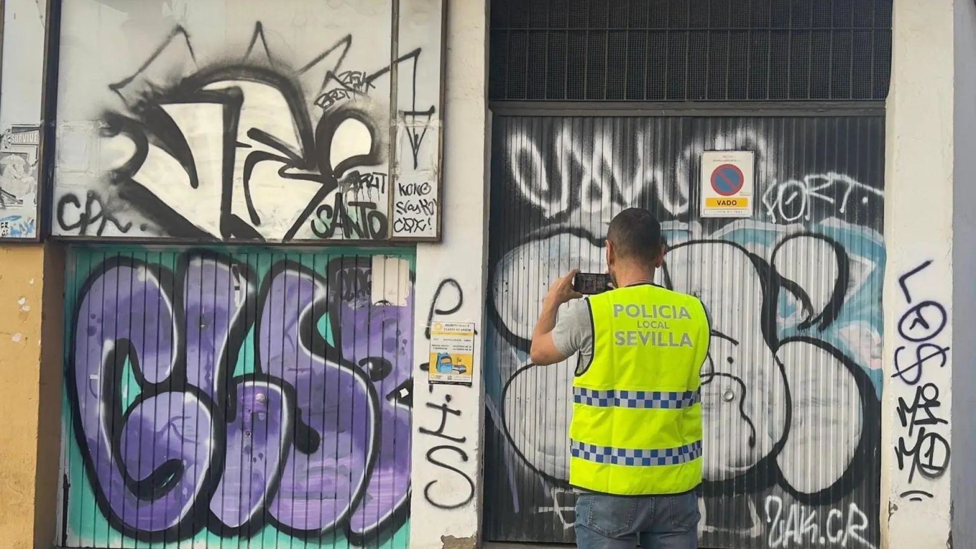 La unidad antipintadas vandálicas de la Policía Local de Sevilla tramita más de 150 denuncias en su primer año