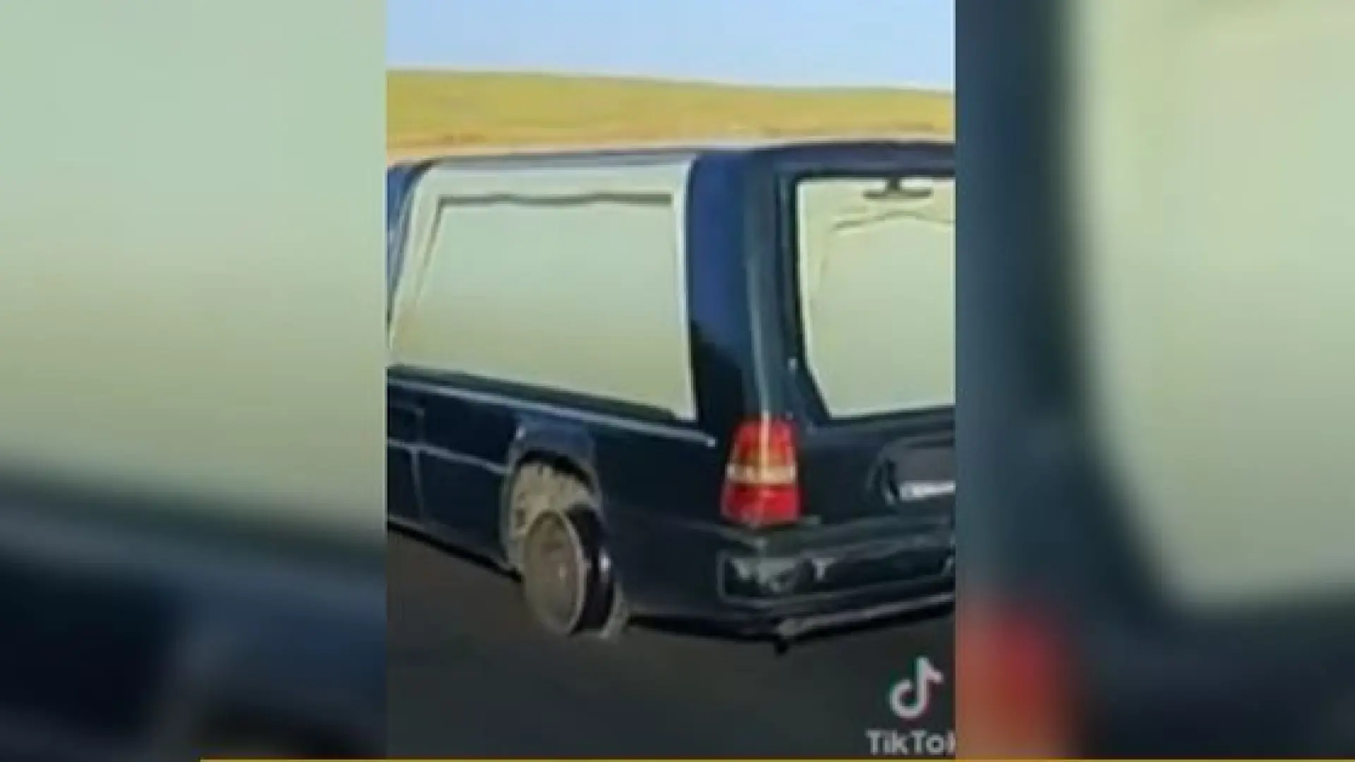Pillan al conductor de un coche fúnebre circulando por la autovía... ¡sin una rueda!