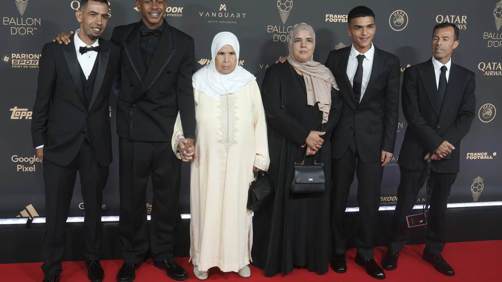 Las estrellas desfilan por la alfombra roja del Balón de Oro 2025