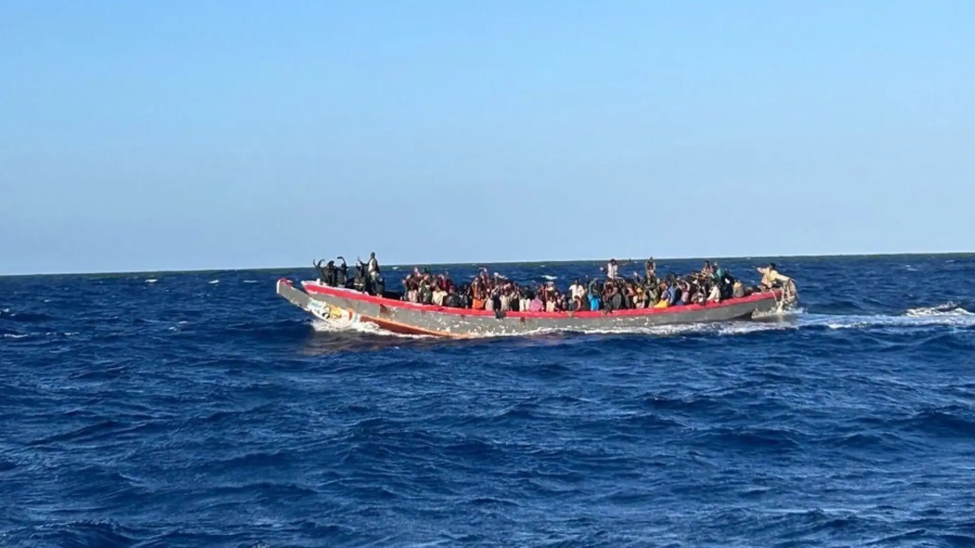 Rescatado un cayuco con 198 migrantes, entre ellos 19 menores, en aguas de El Hierro