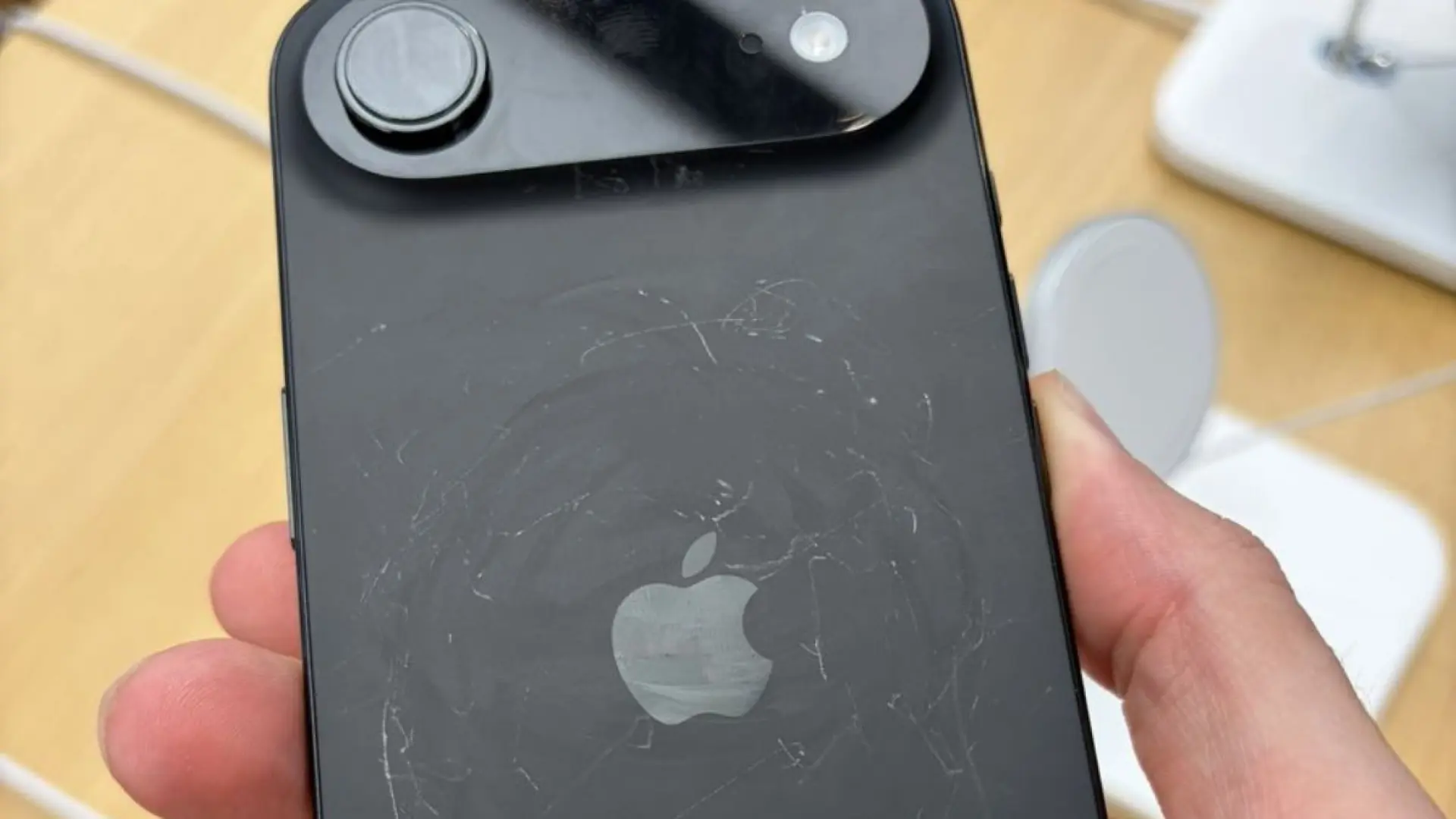 Qué está pasando con los nuevos iPhone 17: usuarios reclaman que se rayan con facilidad