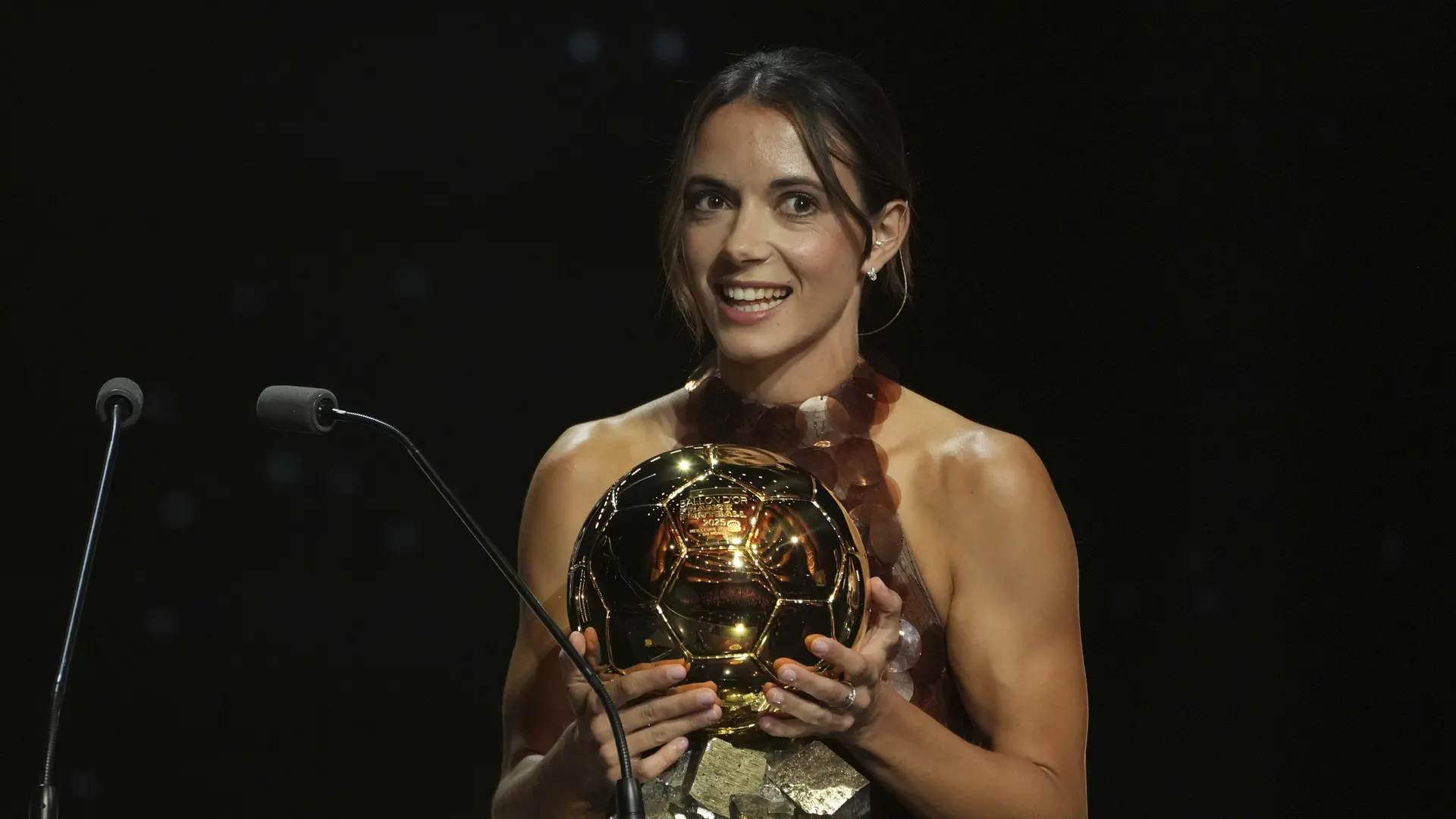 Aitana Bonmatí recoge su tercer Balón de Oro con un espectacular vestido de sirena que rinde homenaje a la moda española