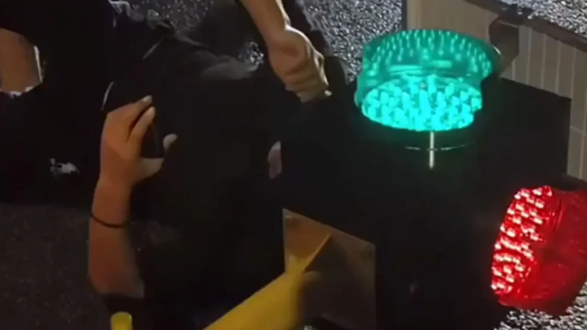 Se queda con la cabeza atrapada en un semáforo tras estrellarse con su patinete