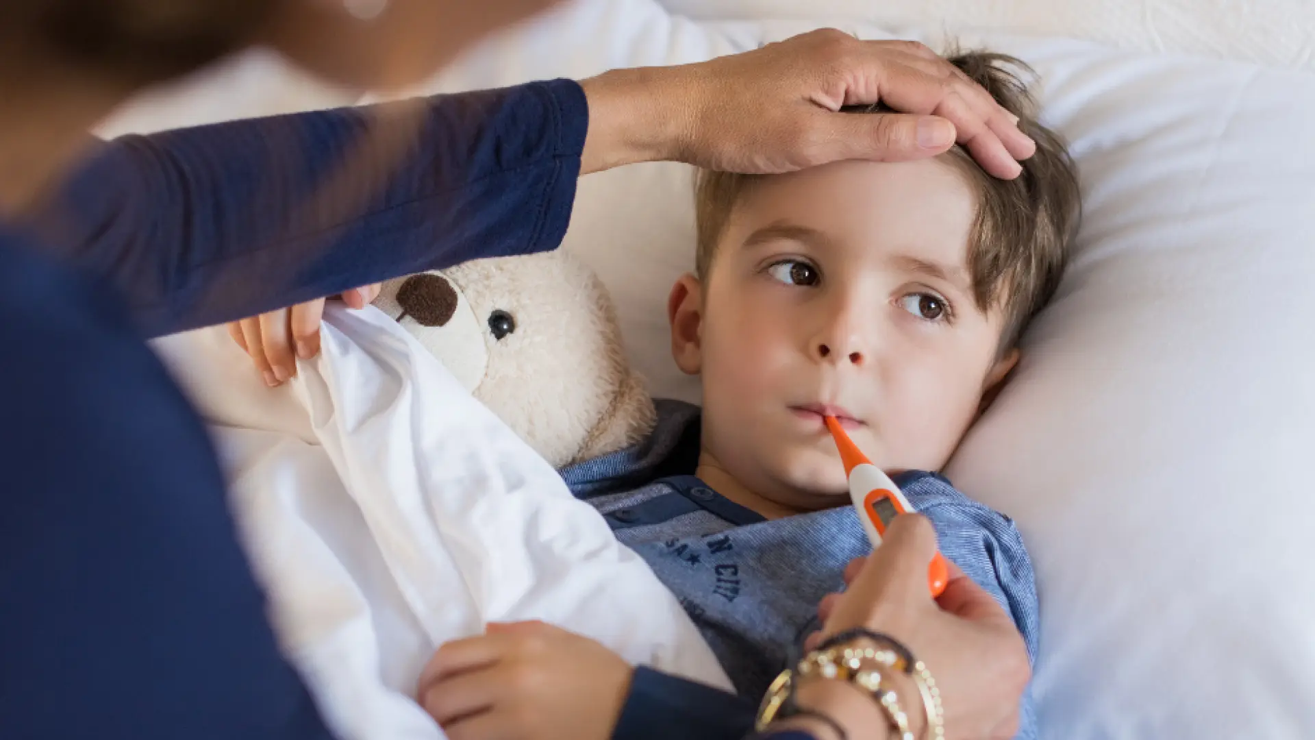 ¿Qué debo hacer si me avisan de la escuela infantil porque mi hijo tiene fiebre?