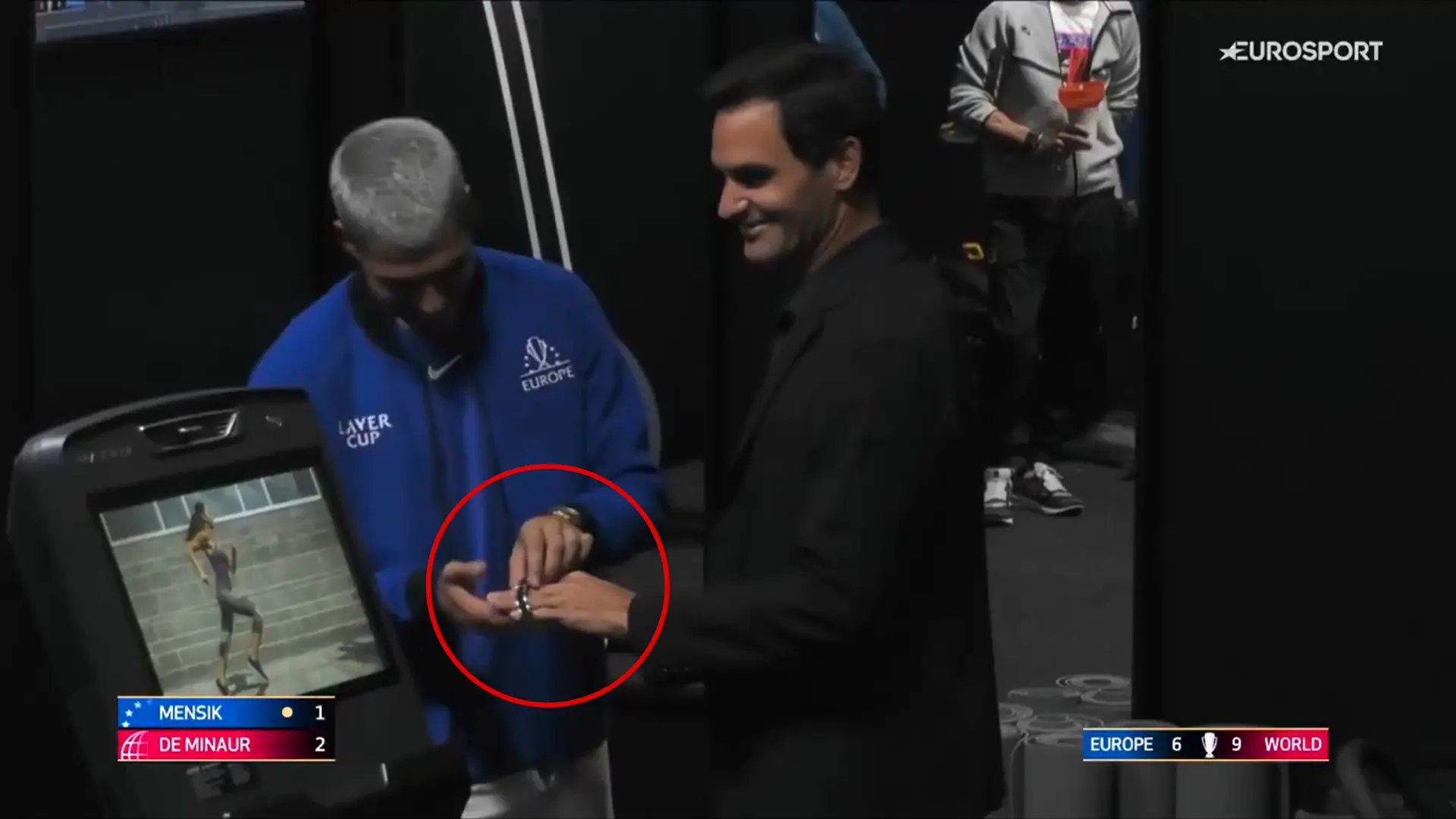 El divertido momento entre Roger Federer y Carlos Alcaraz: el suizo 'presume' de un reloj de 1,5 millones... y el español, a carcajadas