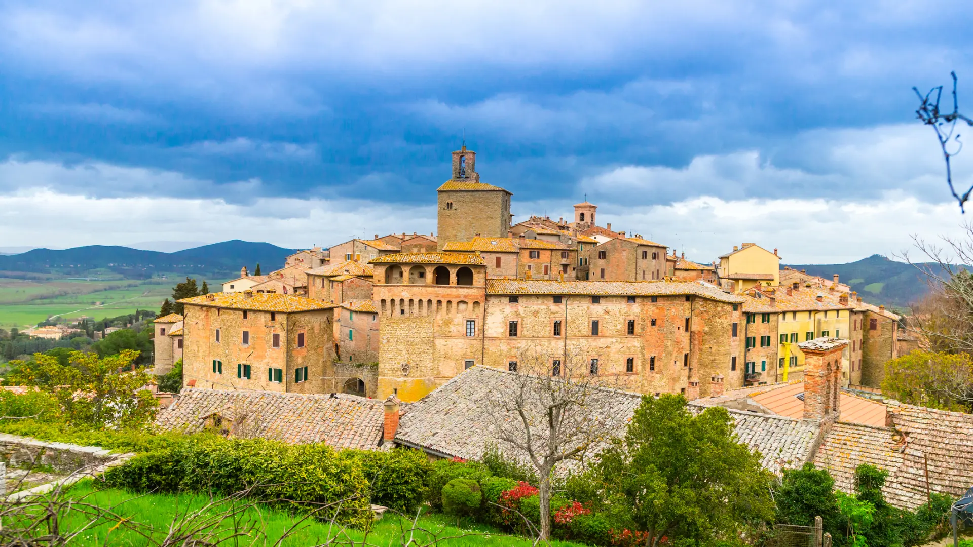 El pueblo de la campiña italiana con vistas a un lago que hará que te olvides de la Toscana