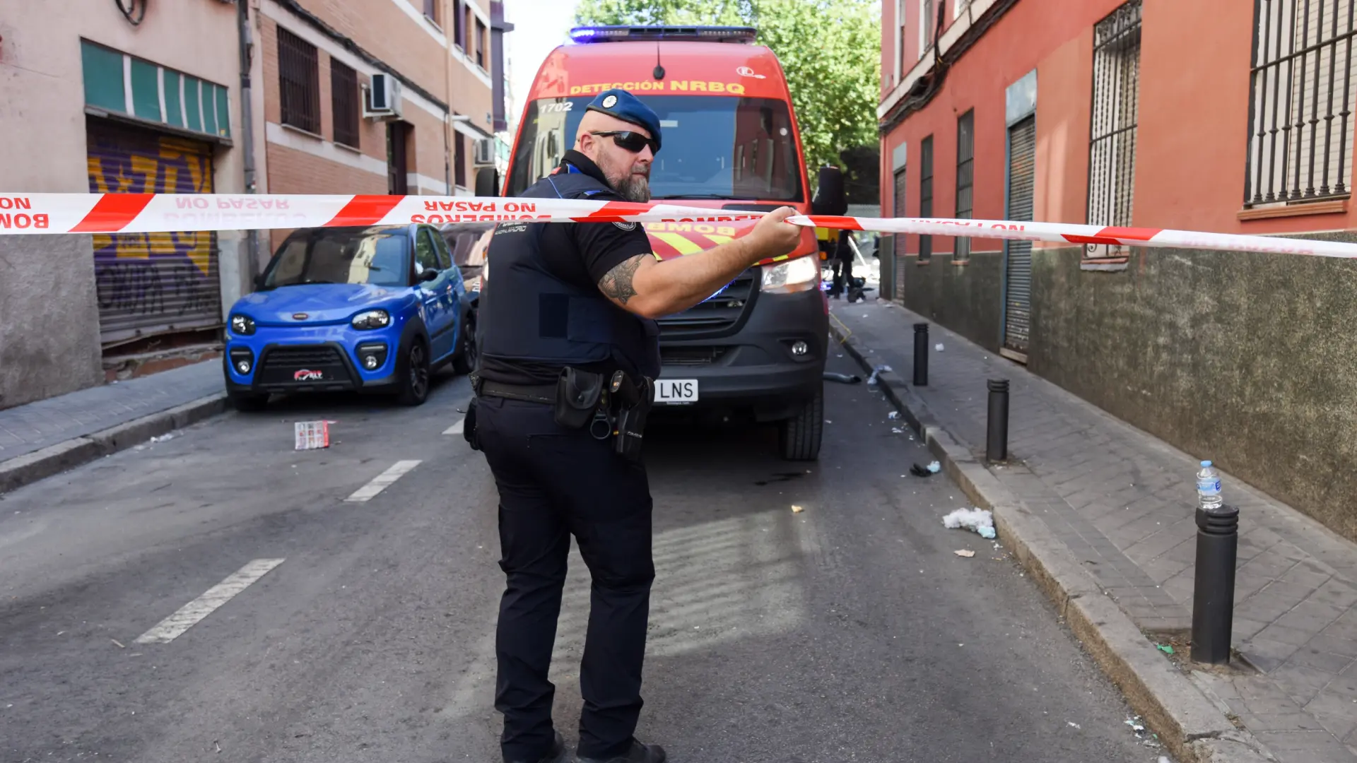 Los vecinos afectados por la explosión en Vallecas recogen sus enseres tras asegurar el edificio