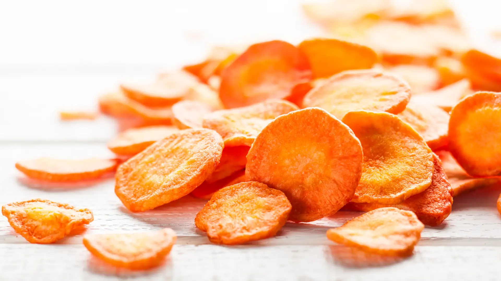 Chips de zanahoria, un picoteo saludable y delicioso que podrás tener listo en menos de 15 minutos