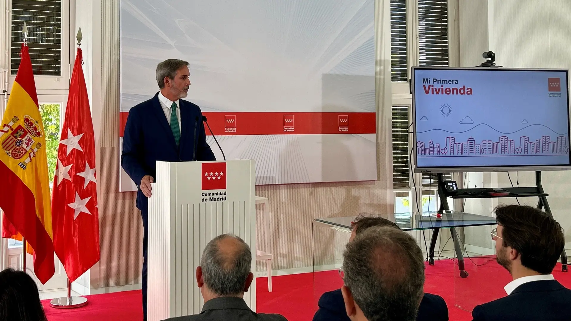 El programa de avales de Madrid mira 'más allá de la M-30' al sumar un banco con oficinas en el entorno rural