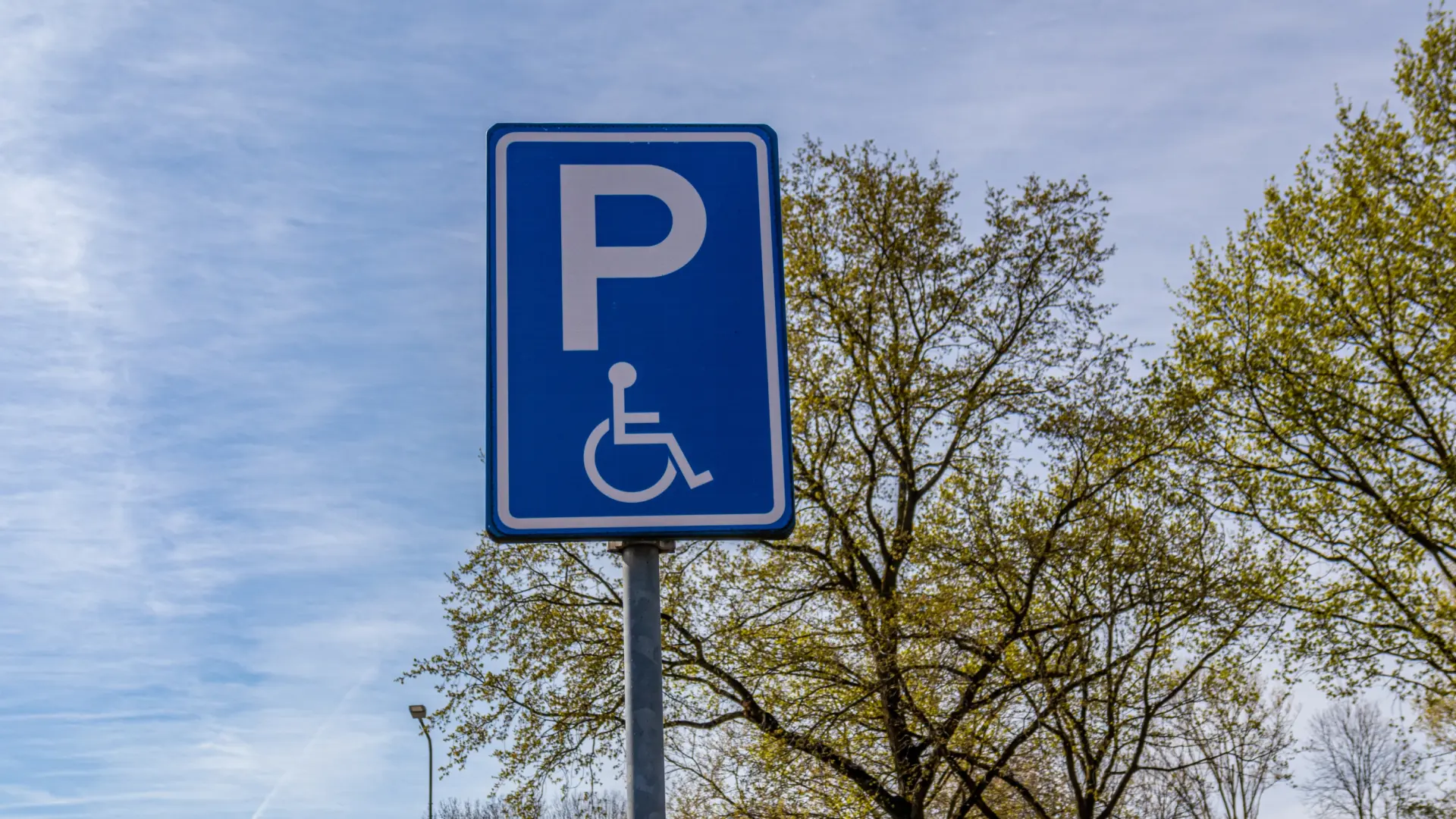 La señal de tráfico que sorprende a los conductores y de la que alerta la Guardia Civil: "Si ves esta señal no te confundas. No se trata de un parking VIP"
