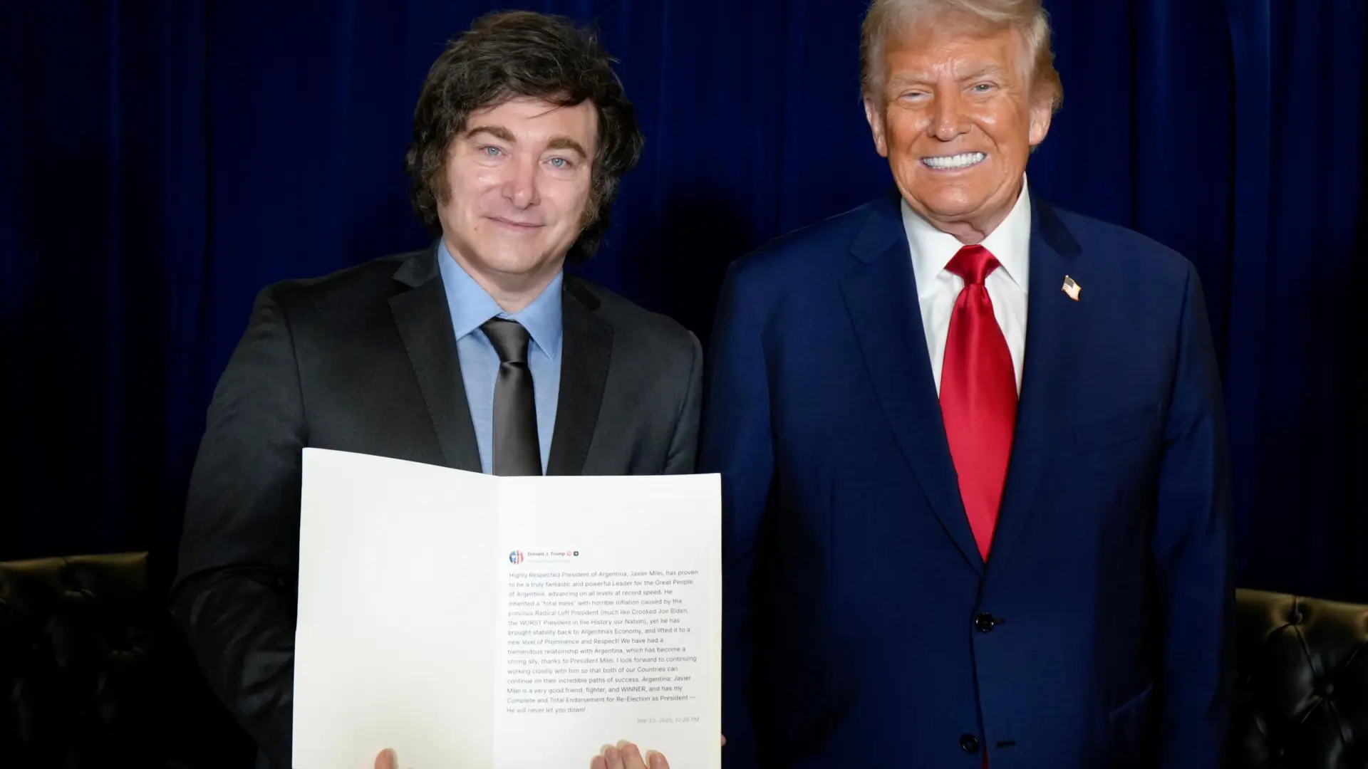 Trump respalda la reelección de su "buen amigo" Milei en Argentina y le regala un mensaje impreso de Truth Social