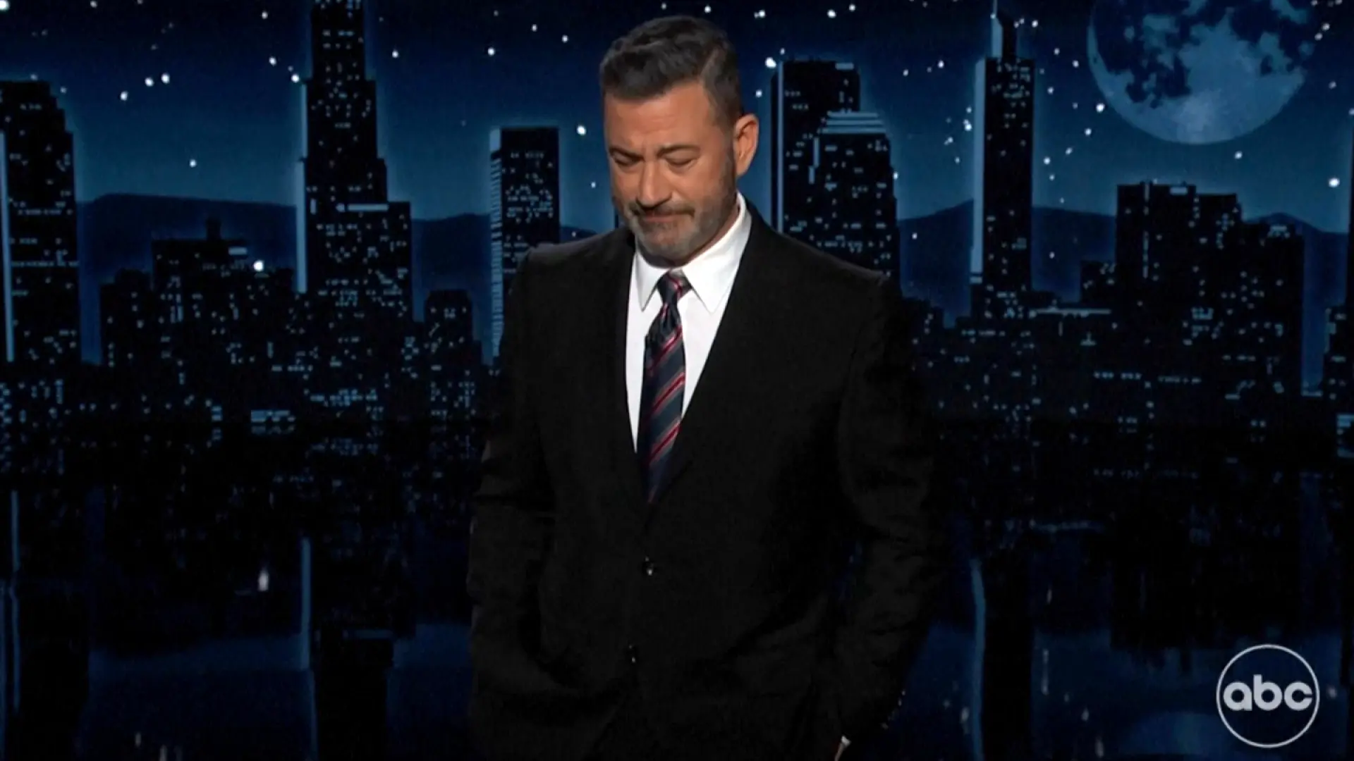 Jimmy Kimmel, con la voz quebrada, regresa pidiendo perdón y atacando a Trump: "Nuestro líder no aguanta las bromas"
