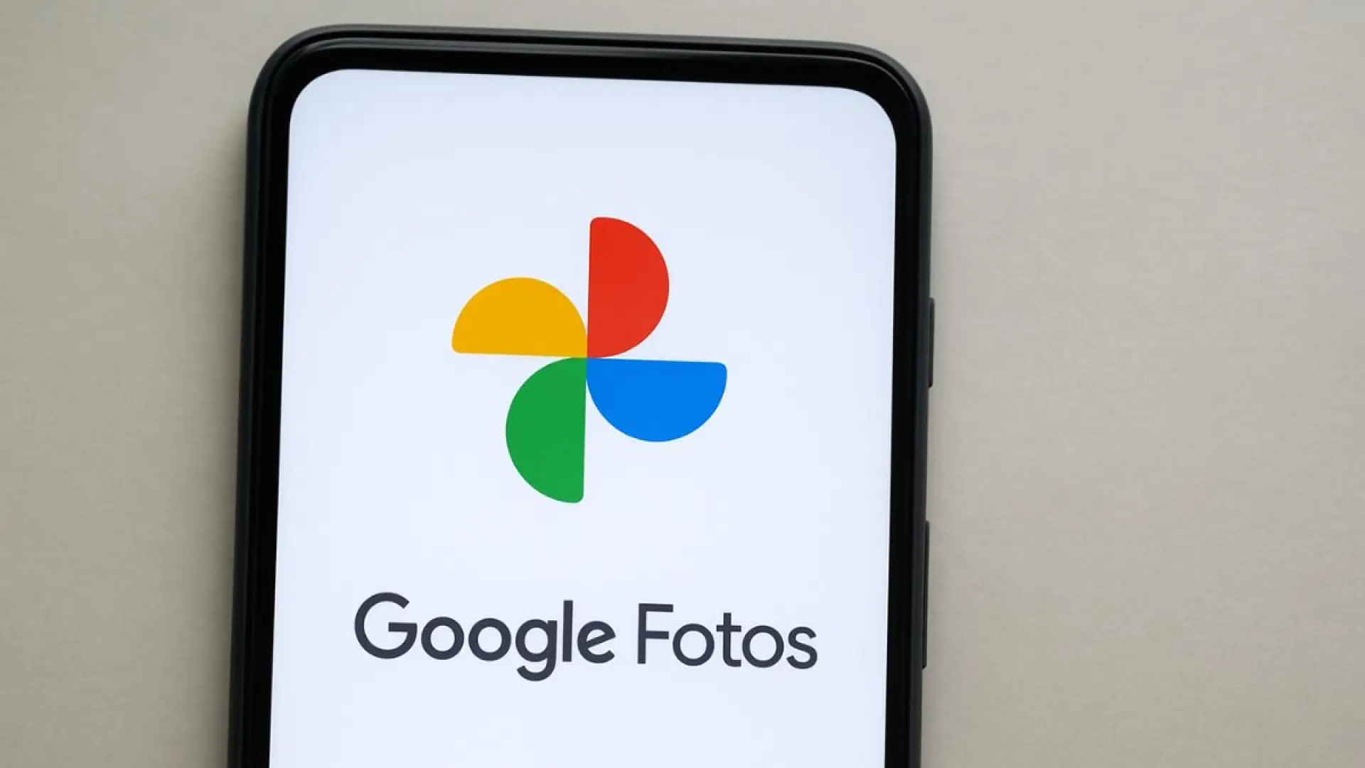 Google sigue haciendo magia con su IA, que ahora llega a Fotos: puedes editar solo usando la voz