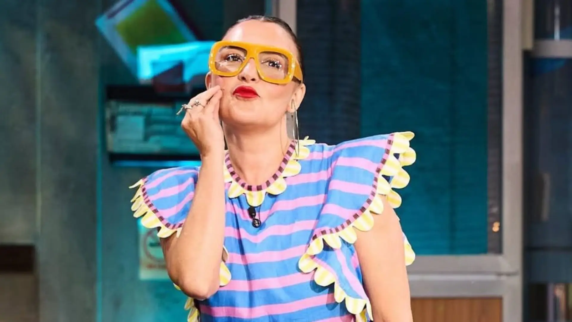 Candela Peña "se resiste al otoño" con un vestido muy colorido de invitada de firma española que representa la diversidad corporal